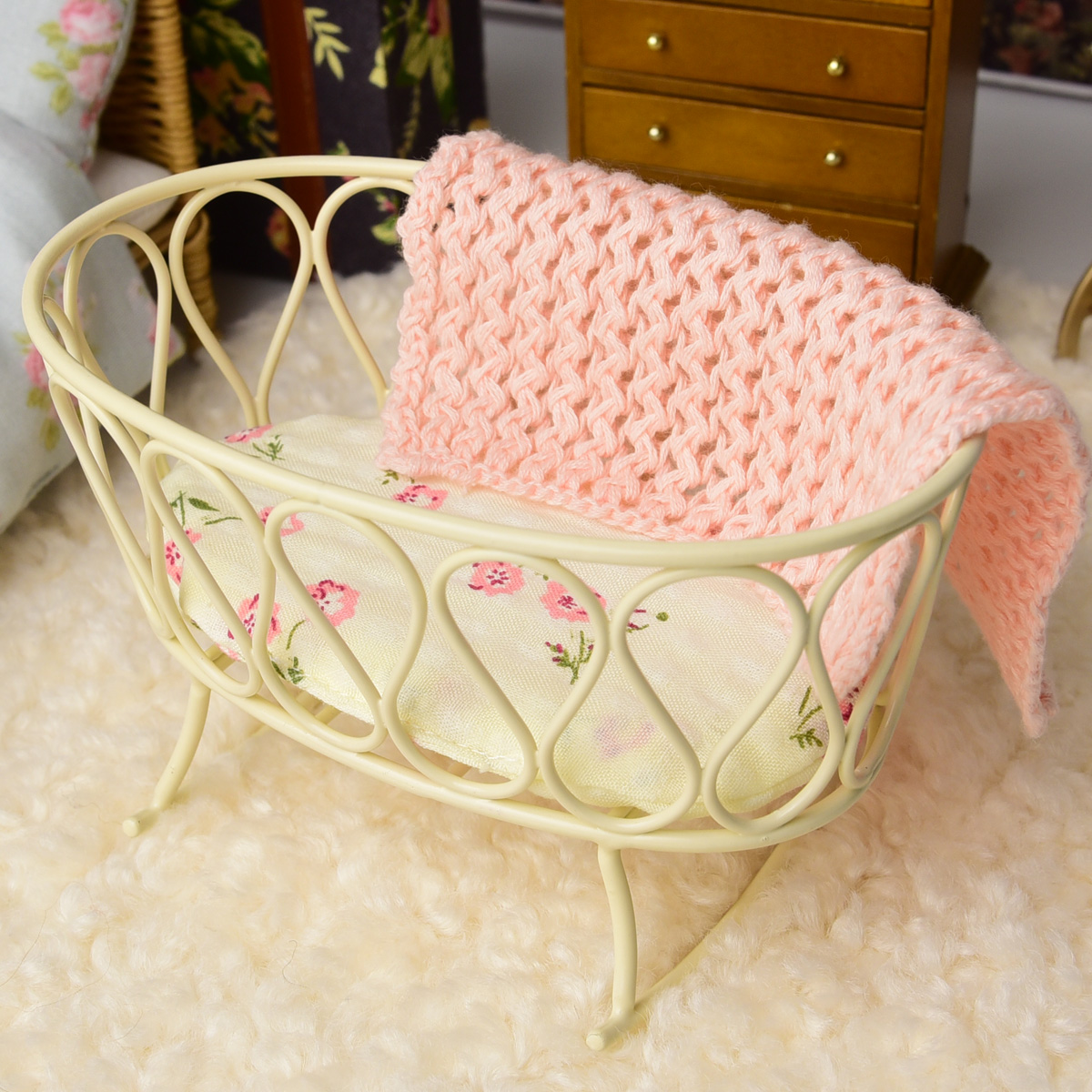 Wedding Hampers - 1:12スケールのミニチュアシミュレーション家具、ミニハウス用のパッド付き金属製バスケット